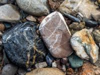 Verschiedenfarbige Steine mit unterschiedlichen Strukturen